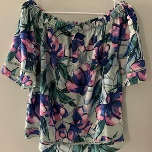 🌷2 for $18🌷 floral off the shoulder blouse